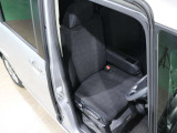 程よい硬さとホールド性が高いシートで長時間運転も快適です。
