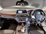 BMWの運転席はドライバーオリエンテッドという構造を採用。ドライバー目線の操作がしやすい設計になっており、ドライブ中にも目線の移動が少なく運転中にも簡単に操作ができます。