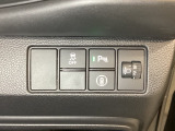 ハンドルの右側にはヘットライトリベライザーとHondaセンシング用のメインスイッチがついています。ヘッドライトリベライザーは道路状況や積荷の加重に応じてライトの高さを調節できます。