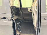 後部座席は跳ね上げることができるので、背が高い荷物の積み込みも可能です。