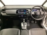 車内は光触媒抗菌消臭施工済です。スタイリッシュなデザインでスポーティなインパネ周りを演出します。グローブボックスやカップホルダーのほかにトレーなどたくさんの収納スペースが付いています。