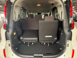 トランク収納スペースをご確認ください。荷物の積み下ろしがしやすい広さを確保しており、日常使いからレジャーまで幅広く活用できます。