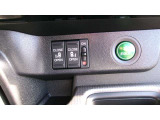 両側電動スライドドア。荷物で手が塞がる時など簡単にドアの開閉が出来ます。何より力いらずで開閉OK。女性やお年寄りにも優しい。電動機能はOFFにもできますから元気なお子様の駆け出しも安心です。