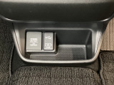 アクセサリーソケットはUSBのアダプターなどをつければ、スマホの充電にも使えます。横にはナビゲーション用の外部入力やスマートフォンなどの充電可能なUSB端子がついています。