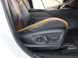 パワーシート搭載。微妙な調整が手軽にでき、ピッタリなポジションで運転することが可能です。