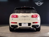 MINIのフロントグリルのデザインはイギリスで生まれた当初から、シルバーのサイドバーが折り重なった伝統的なデザインで御座います。その伝統はBMWのお車になってからでも少しずつ形を変えて守られております