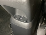 アームレストの後ろ側には、リア席用の充電可能なUSB端子が2個ついています。移動中に充電もできるので便利です。