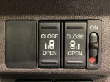 リアドアは乗り降りに便利な両側電動スライドドアです。また運転席に座っていながらスイッチ操作で自在にスライドドアを開け閉めできます。