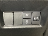 ハンドルの右側にはヘットライトリベライザーとVSA(ABS+TCS+横滑り抑制)の解除スイッチがついています。ヘッドライトリベライザーは道路状況や積荷の加重に応じてライトの高さを調節できます。