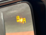 【ブラインドスポットモニター】走行中、ドアミラーの死角になりやすい箇所に後続車が接近するとサイドミラーのレンズに警告を表示!ドライバーに注意喚起をしてくれます。