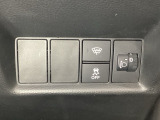ハンドルの右側にはヘッドライトレベライザーとVSA(ABS+TCS+横滑り抑制)の解除スイッチがついています。ヘッドライトレベライザーは道路状況や積荷の加重に応じてライトの高さを調節できます。
