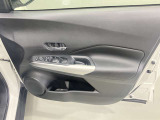 【運転席ドア】ボトルホルダーや収納ポケットが付いているので運転席周りもスッキリ保てます★