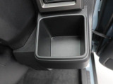 カップホルダーは運転席や助手席からちょうど手の届く位置です!!