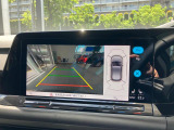 リバースに入れると車両後方の映像を映し出します。画面にはガイドラインが表示され、車庫入れや縦列駐車などの際に安全確認をサポート。