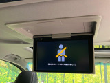 【フリップダウンモニター】大画面モニターで後席でもエンタメをお楽しみいただけます。小さなお子様にも大人気の装備です♪