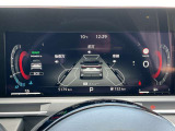 視認性の良いメーターパネルデザインです。ディスプレイに各種の情報、設定画面が見やすく表示されます。