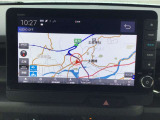 【ナビ】Honda純正ナビゲーション装備(HondaCONNECT対応)スマートフォンからリモート操作が可能。車内Wi-Fiや自動地図更新など便利な機能が使用できます。●基本パック(有料)が必要