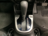 CVT車のセレクトレバーです。低速から高速まで、変速ショックのないスムーズな走りを実現するとともに、エンジン効率のよい領域を維持することで燃費にも貢献します。