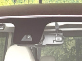 【エマージェンシーブレーキ】走行中に前方の車両等を認識し、衝突しそうな時は警報とブレーキで衝突回避と被害軽減をアシスト。より安全にドライブをお楽しみいただけます。