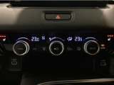 オートエアコンは左右席で独立温度コントロールが可能です。運転席はキンキンに冷やして助手席はマイルドにと言った設定が可能です☆暑さ寒さでケンカすることもなくなりますね♪