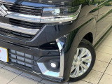 【LEDヘッドライト】悪天候や夜間走行時も良好な視界を確保し安心して運転できる高輝度LEDヘッドライトを装備!点灯速度が早く、消費電力も抑えられています。