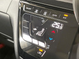 【オートエアコン】一度お好みの温度に設定すれば、車内の温度を検知し風量や温度を自動で調整。暑い&hellip;寒い&hellip;と何度もスイッチ操作をする必要はありません。快適な車内空間には必須の機能ですね♪