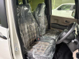 ベージュと黒の内装はモダンでオシャレな車内に仕上げています。