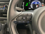 運転中、オーディオの操作をしてて、ハッとしたことはありませんか?ステアリングスイッチは、運転中でもハンドルでオーディオの操作が可能です。安全なドライブをサポートします。