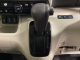 CVT車のセレクトレバーです。低速から高速まで、変速ショックのないスムーズな走りを実現するとともに、エンジン効率のよい領域を維持することで燃費にも貢献します。