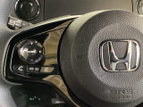 ステアリングスイッチがついていますので、オーディオのチャンネル変更、ボリューム、ジャンル変更が操作可能です。ハンドルから手を離さず安全に操作できます。