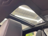 【サンルーフ】開放感たっぷりの希少装備、サンルーフが装着されています!車内に明かりを取り入れたり景色を楽しむ以外にも、車内の空気も簡単に換気できて快適です!