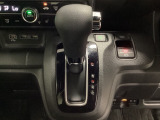 CVT車のセレクトレバーです。低速から高速まで、変速ショックのないスムーズな走りと、エンジン効率のよい領域を維持して燃費にも貢献します。サイドブレーキはスイッチ操作の電子制御パーキングブレーキです。