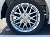 純正アルミホイールです。足元が引き立つので、車全体のイメージがアップしますよ!