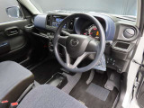 運転席のドアを開け、乗り込む際のイメージです。ハンドル右側には、しっかりとしたドリンクホルダーが設置されていて便利です。