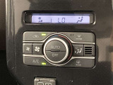 オートエアコンは温度を設定するだけで、自動で風量などを設定してくれます。運転しながら操作も必要ないので、安全性も向上します。