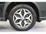 タイヤホイールは17インチになります!225/60R17を装備!純正アルミホイールになります!