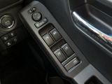 運転席ドアのウインドウ操作スイッチです。すべてのウインドウの開閉操作が可能です。また、ドアミラーは電動開閉なのでボタンで開閉ができます。