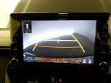 バックガイドモニター付き。車両後方の映像をナビ画面に表示し、駐車などの後退操作をサポートします。