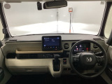 運転席と助手席の間はすっきり、移動も楽々です。さっと手が届く位置にATセレクトレバーやエアコンスイッチなどがあり操作性に優れています