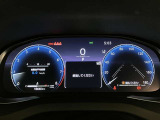 とっても見やすいメーターです。夜間時はラグジュアリーな気分にさせてくれる照明が魅力ですので、夜のドライブも楽しみになりますよ♪