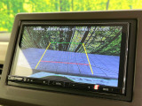 【バックカメラ】駐車時に後方がリアルタイム映像で確認できます。大型商業施設や立体駐車場での駐車時や、夜間のバック時に大活躍!運転スキルに関わらず、今や必須となった装備のひとつです!