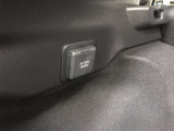 ラゲージルーム左側に、アクセサリーコンセント(AC100V・1500W)が設置されています。非常時給電システムが使用可能。機能の詳細は展示店舗までお尋ねください。