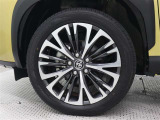 18インチアルミホイール(切削光輝/センターオーナメント付)を装着しています。タイヤサイズ215/50R18