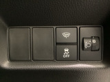 ハンドルの右側にはヘットライトリベライザーとVSA(ABS+TCS+横滑り抑制)の解除スイッチがついています。ヘッドライトリベライザーは道路状況や積荷の加重に応じてライトの高さを調節できます。