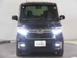ハロゲンより明るく、より遠くまでさらなる安心感のあるLEDヘッドライトを採用。点灯忘れも防止できるオートライトコントロール機構付きです。