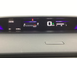 デジタル表示のスピードメーターとタコメーターを大きく配した見やすいメーター部になっています。左側のインフォメーション画面でオドメーターや燃費などの情報を確認できます。