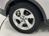 タイヤサイズは215/60R17!純正アルミホイール!残り溝は6ミリ程度です!