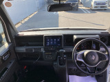 運転時の視界周辺の見やすい位置に、メーターやディスプレイをレイアウト。スイッチ類は着座姿勢を崩さず自然に手が届く位置に配置され、視線や動作の流れを断ち切らない、ストレスフリーで美しい運転。