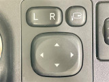 【電動格納ミラー】運転席のスイッチで、ドアミラーの開閉や角度の調整ができます。