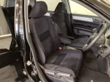 広い足元にゆったり座れるシートには肘掛けも装備しており長距離の運転でも疲れにくくなってます。女性でも運転がしやすいように、シートの高さ調整機能(シートリフター)がついています。